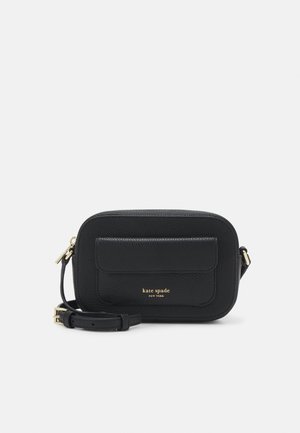 Černá kožená crossbody taška s texturovaným povrchem, obsahující přední kapsu, zlaté kovové detaily a nastavitelný popruh. Logo je umístěno na přední straně.