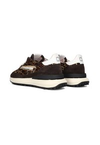 Sneakers con stampa leopardata realizzati in suede e tessuto, con una robusta intersuola color crema, suola in gomma nera e colletto imbottito.