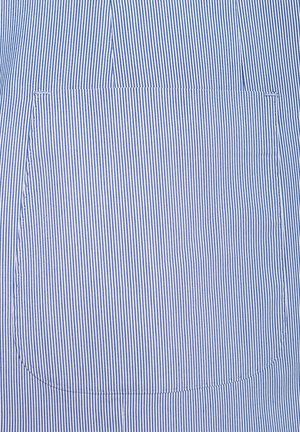 Pasiasty materiał w niebiesko-białym kolorze z kieszenią. Tekstura jest gładka, z pionowymi liniami, a szwy wokół kieszeni są widoczne.