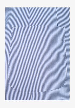 Pasiasty materiał w niebiesko-białym kolorze z kieszenią. Tekstura jest gładka, z pionowymi liniami, a szwy wokół kieszeni są widoczne.