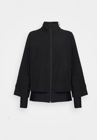 Chaqueta negra fabricada en material ligero con cuello alto, cierre de cremallera frontal, mangas anchas y un corte relajado. Presenta un diseño sin costuras y acentos sutiles.
