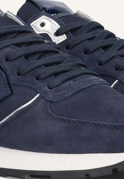 Baskets en daim bleu marine avec un fini texturé, dotées d'accents blancs, d'une languette lisse et de lacets plats. Semelle en caoutchouc avec un motif de semelle.