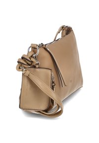 Borsa a spalla beige realizzata in pelle liscia. Presenta una chiusura con zip, frange e una piccola pochette staccabile con logo.