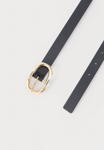 Čierny kožený opasok s lesklou zlatou oválnou prackou, s viacerými otvormi na úpravu veľkosti, zobrazený na bielom pozadí.