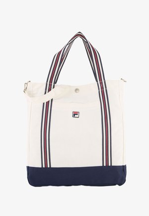 Valkoinen kangaskassi, jossa on laivastonsininen pohja, sininen-punavalkoraidalliset kahvat, etutasku napeilla ja pieni FILA-logopläkki.