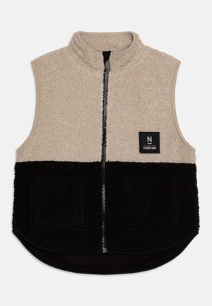 Beige og sort ærmeløs vest med en tekstureret, fuzzy overflade, frontlynlås og stofmærke med et logo. Rundet bundkant.