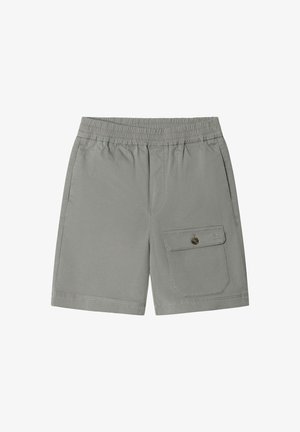 Pantalones cortos de cintura elástica gris con un bolsillo con solapa abotonada en el lado derecho y dos bolsillos laterales.