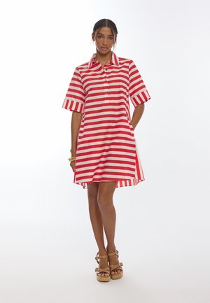 Robe à manches courtes rayée rouge et blanche avec col, fermeture par boutons et poches latérales ; le tissu semble léger et lisse.
