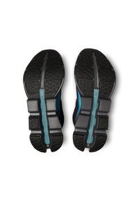 Zapatos de correr negros con suelas texturizadas, acentos azules y un diseño de mediasoles segmentados distintivo. Presenta un logo de Cloudtec en la base.