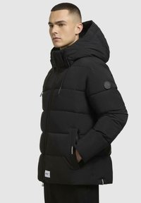 Schwarze Daunenjacke mit Kapuze, mit einem gesteppten Design, Reißverschlüssen, Seitentaschen und einem Logopatch am Ärmel. Strukturiertem Stoff.