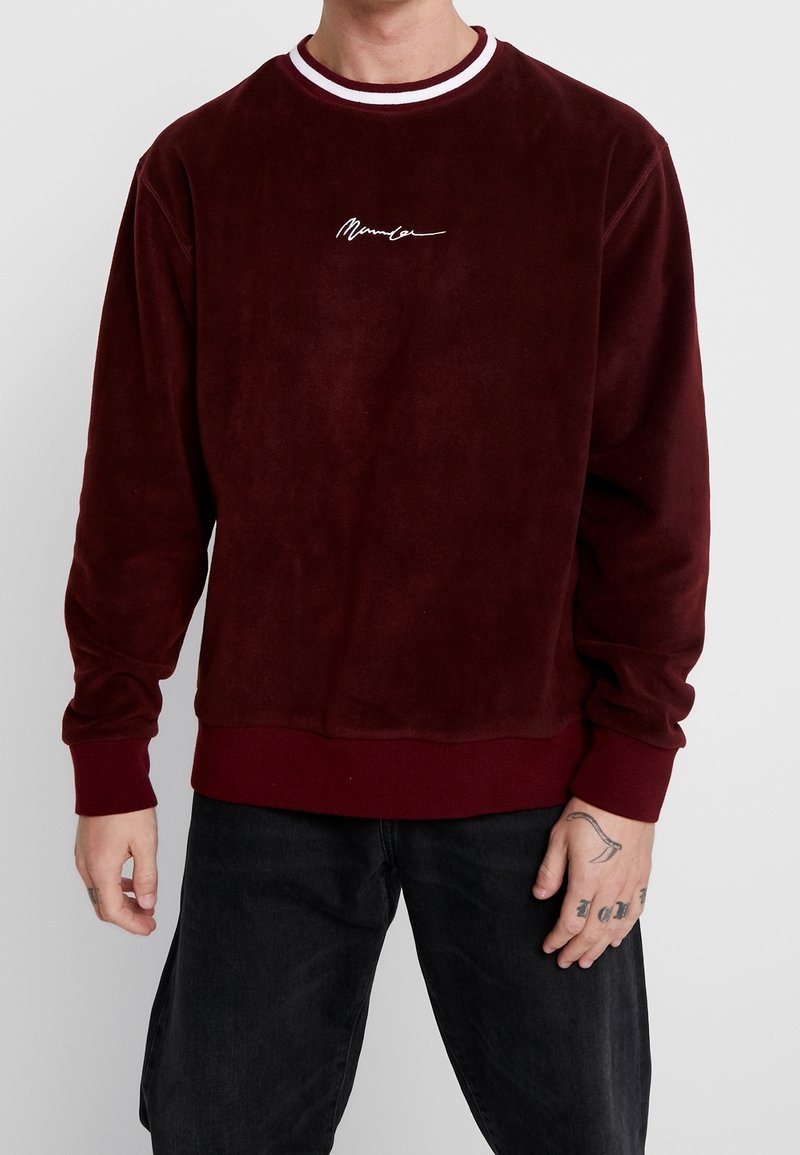 Bordeaux fleece sweatshirt med ribbet rød og hvid crew neck, brede manchetter, en afslappet pasform og hvid kursiv logo broderi.