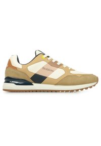 Des baskets beiges et crème en matériaux suédé et cuir, avec une bande noire en accent, un œillet jaune et une semelle texturée.