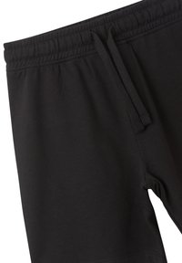 Pantaloni jogger neri con cintura elastica e cordino, texture liscia e design a gamba affusolata. Senza loghi o motivi visibili.