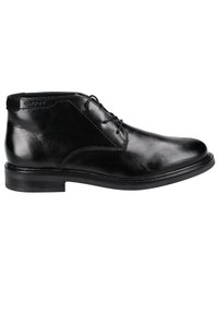 Schwarze Leder-Derby-Stiefel mit glatter Oberfläche, runder Zehenform, Schnürverschluss und leichtem Absatz. Mit geprägtem Logo an der Ferse.