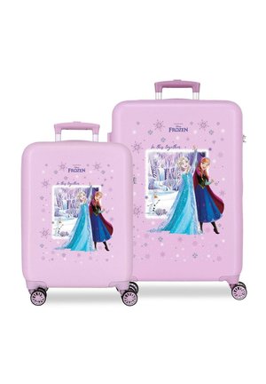 Dos maletas rosas con cuatro ruedas cada una, con los personajes de Disney Frozen Elsa, Anna y Olaf, con diseños de copos de nieve y el texto "Juntos en esto".