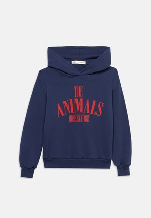 Tmavě modrá mikina s kapucí a červeným nápisem "THE ANIMALS OBSERVATORY" přes hrudník, s dlouhými rukávy a žebrovanými manžetami.