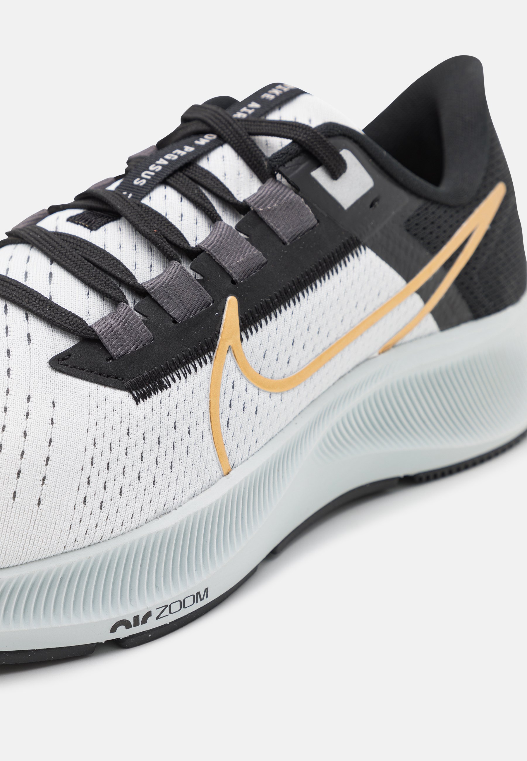 Nike Performance AIR ZOOM PEGASUS 38 - Zapatillas de running neutras -  photon dust/metallic gold coin/light smoke grey/particle grey/iron  grey/black/gris claro - Zalando.es