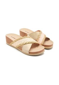 Pantofole beige con cinturini intrecciati rosa e oro, suola a zeppa e una finitura liscia. Presentano una soletta imbottita per il massimo comfort.