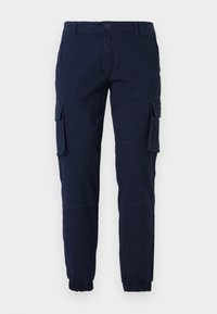 Námořnické modré cargo kalhoty s předním zapínáním na knoflík, bočními kapsami s klopou, elastickými manžetami a poutky na opasek na bílém pozadí.