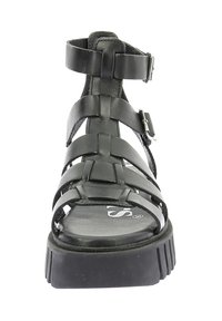 Zwarte leren sandaal met meerdere banden, verstelbare enkelgesp, gestructureerde zool en een lichte plateau voor comfort en stabiliteit.