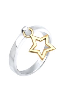 Smykkering i sterlingsølv med en blank guldstjerne-charme. Ringen er glat med en rund band og en fremtrædende stjernependant.
