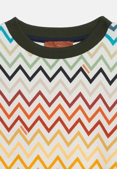 Pull à col rond avec motif zigzag multicolore en vert, noir, beige, rouge, orange et jaune, avec un col côtelé vert foncé.