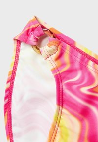 Top bikini con motivo a spirale rosa e arancione, con dettaglio in anello dorato e cuciture a contrasto. Tessuto liscio con una vivace gradazione di colore.