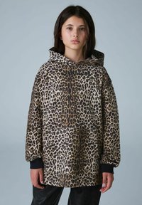 Mikina s leopardím vzorom v béžovej a hnedej farbe, so prednou kapsou a čiernymi manžetami. Mäkký materiál, voľný strih a prehnaná kapucňa.