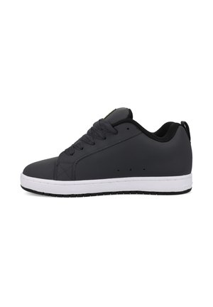 Sort sneakers med en glat syntetisk overdel, hvid mellemsål, tekstureret sort ydersål og traditionelt snørebånd-design. Har minimale perforeringer på siden.