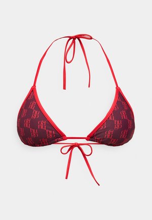 Sötétvörös anyagból készült háromszög bikini felsőrész, világosabb vörös, ismétlődő logómintával. Nyaknál és hátnál vékony pántokkal köthető.