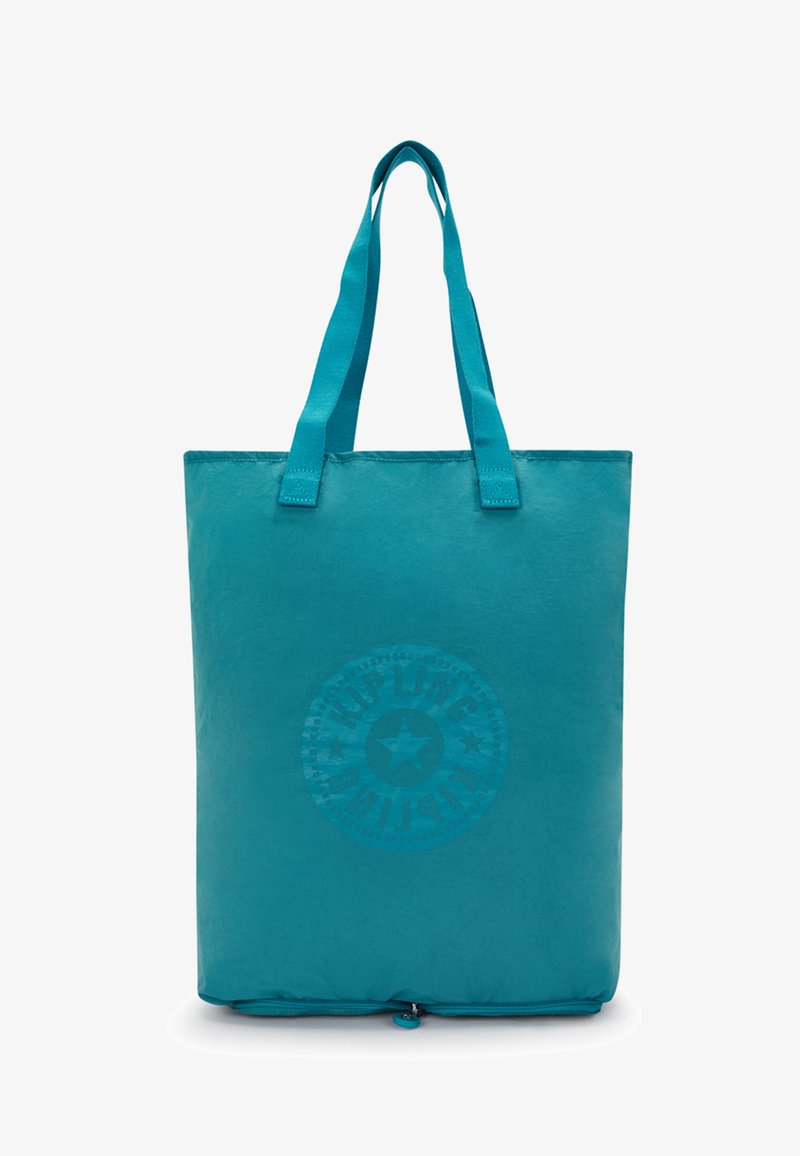 Teal tote-väska med två långa handtag, gjord av ett slätt material. Har en cirkulär logotryck centrerad längst ner. Dragkedjeslutning i botten.