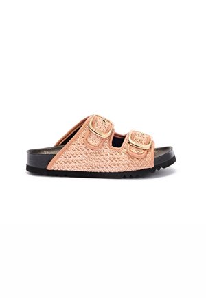 Slip-on sandal med ferskenfarvet stofoverdel i vævet materiale, to justerbare spænderemmeklapper og sort tekstureret sål, vist i profil.