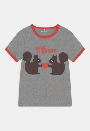 Grijs kindert-shirt met rode bies, met twee donkerbruine eekhoorns die elkaar aankijken en een rood hart vasthouden, met daarboven de tekst "Wild at Heart."