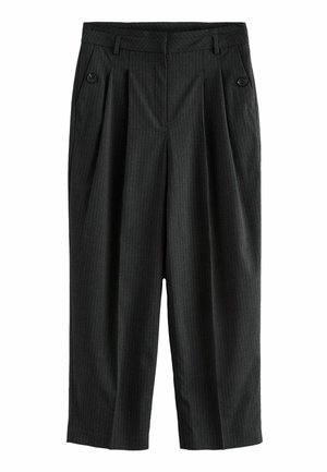 Pantalons gris foncé à rayures avec un devant plissé, deux poches latérales et des accents en boutons. Fabriqués en tissu léger, coupés juste au-dessus de la cheville.