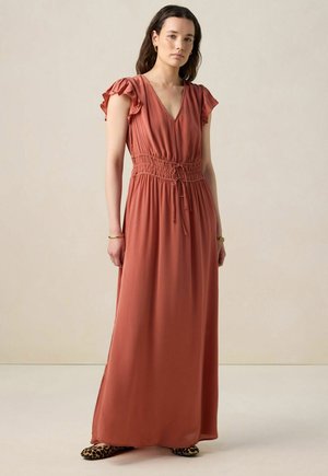 Maxi-jurk in stoffige rozenkleur, lichtgewicht stof, V-hals, volants aan de mouwen, geraffineerde taille met aantrekkoord, gladde textuur, vloerlengte.