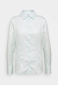 Chemise à manches longues bleu clair avec un boutonnière à l'avant, un col pointu et une texture de tissu lisse et légèrement brillante. Présente des boutons assortis.