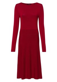 Robe rouge à manches longues avec un corsage ajusté et une jupe plissée. Fabriquée en tissu tricoté doux, elle est dotée d'un col rond et de détails côtelés à la taille.