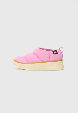 Niedrigprofilierte rosafarbene Slipper mit gepolstertem Obermaterial, beiger Sohle und schwarzem Seitenlabel mit einem orangen Logo.