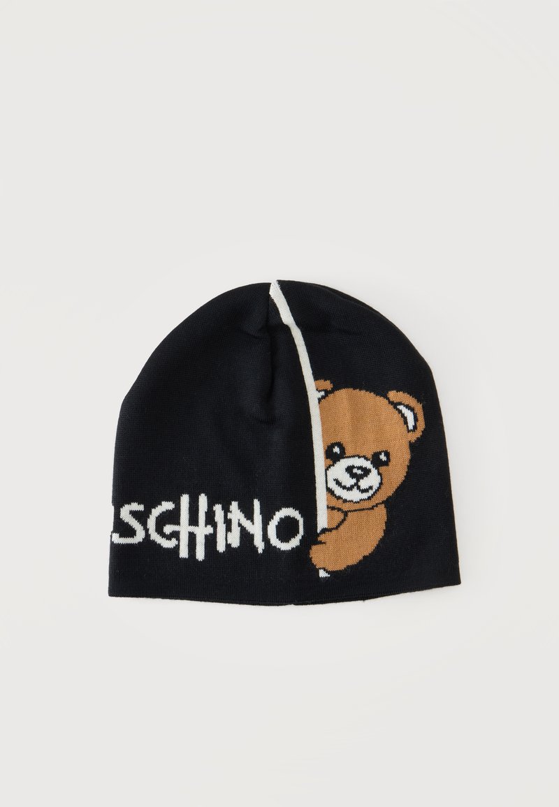 Μαύρος πλεκτός σκούφος beanie με ένα καφέ αρκουδάκι που κοιτάζει πίσω από μια λευκή κάθετη γραμμή και εμφανίζει μερικώς τη λέξη "MOSCHINO".