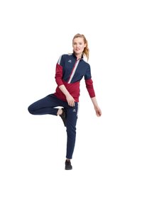 Sportieve trainingspak in marineblauw en bordeauxrood, met een ritsjack met grijze accenten en broeken. Stof is soepel; lichtgewicht ontwerp.