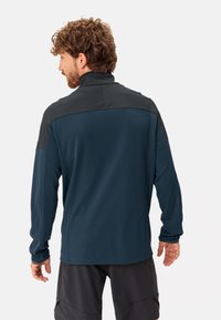 Giacca pullover da uomo in blu scuro e nero. Presenta un colletto alto, maniche lunghe e un tessuto testurizzato nella zona delle spalle.