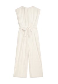 Weißer, plissierter Jumpsuit mit weitem Bein, kurzen Ärmeln und einem gebundenen Taillengürtel. Sauberer, glatter Stoff mit vertikalen Linien im gesamten Design.
