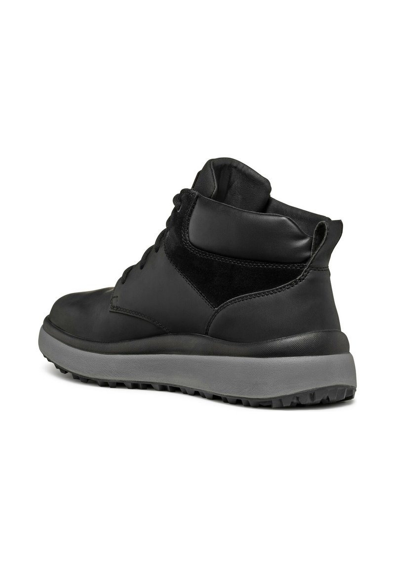 Bottines noires en cuir avec un accent texturé noir, semelle en caoutchouc gris et design à lacets. Dotées d'un col rembourré pour le confort.