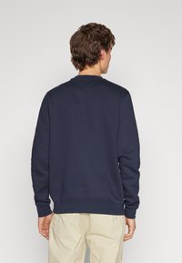 Tommy Hilfiger HILFIGER FLAG SWEATSHIRT - Sweatshirt - desert sky