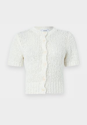 Cárdigan blanco de punto con mangas cortas, cuello redondo y cierre frontal con botones, con un patrón de tejido grueso y texturizado.