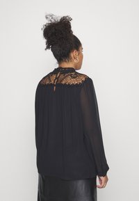 ONLY Carmakoma CARNEWCAT - Bluse - black