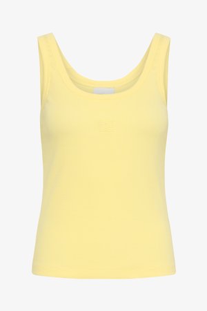 Hihaton keltainen ribbineuletakki leveillä olkahihnoilla ja hillityllä kohokuvioidulla logolla rinnan keskellä.