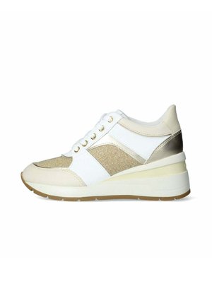 Sneaker atletica bianca e oro con un pannello in oro testurizzato, dettagli in pelle bianca liscia, puntale tondo, suola piatta in gomma e design con lacci.