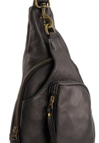 Černá kožená kabelka přes rameno s texturovaným povrchem, obsahující kapsu na zip, mosazné kování a zakřivený design pro kompaktní tvar.