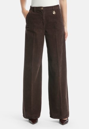 Braune Cord-Hosen mit weitem Bein aus strukturiertem, geripptem Material, ausgestattet mit goldfarbenen Metallakzenten und vorderen Taschen.